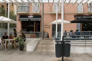 Recyclo Bike Café en Málaga, situado en una plaza